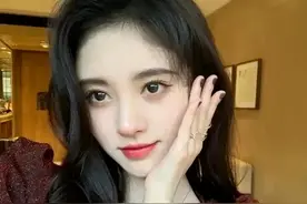 女星为了美貌有多拼？鞠婧祎浮粉卡纹，赵露思一秒变直角肩图片