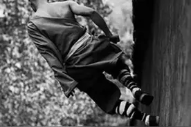 中国武僧真正修行的绝世武功，纵使身下万丈悬崖神情依旧淡然图片