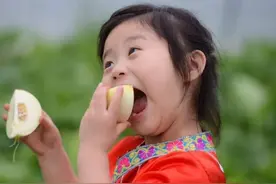 家中有老人孩子，建议吃这4种金牌水果，汁多肉甜，增强免疫力图片