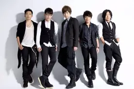 2004年，是华语乐坛回不去的巅峰，那年五月天唱响了《倔强》13图片