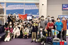 厦门：延误7小时，只为接回96名同胞厦航昨主动推迟起飞时间，在韩国首尔机场等待需中转回国的乘客图片