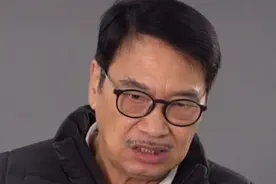 68岁吴孟达身体亮红灯？说话显气短还不清晰，下蹲吃力惹人担忧图片