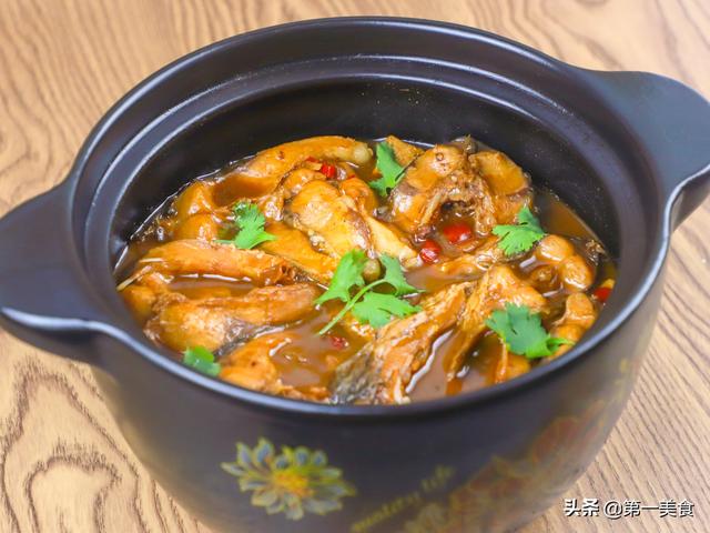 厨师长教你家常酱焖鱼，酱料比例详细，鲜美嫩滑，跟饭店一个味