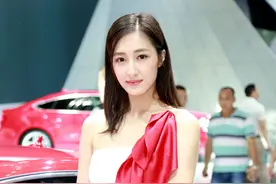 第21届深港澳国际车展车模  红旗长裙红丝巾 身材高挑贵妇气质图片