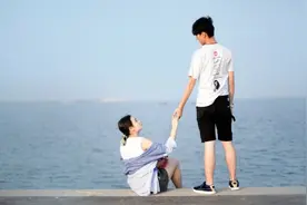 男友家全款买了一套房，要求我家陪嫁一台车，我们全家都愣住了。图片