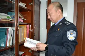 政法铁军英模风采 (135)|鲍峰：责任担在肩上 使命记在心头图片