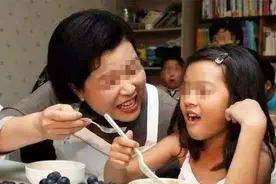 奶奶和孙女亲近，妈妈立马站出阻止：你这是在教坏女儿图片