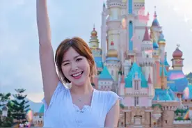 够出位！刘佩玥新剧与张颖康在船上激吻，绯闻不断拖累上位路图片