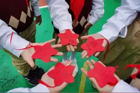 少先队建队日，红领巾系胸前，世纪娃心向党图片