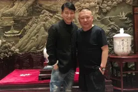 刘德华与郭德纲罕同框！相差12岁却似同龄人，脸比郭德纲小一圈图片