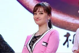 陈德容46岁还装嫩，粉色百褶裙太少女，不愧是"最美琼女郎"图片