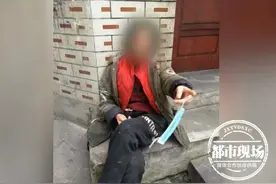 7旬老人赌气离家32年，靠捡废品为生，再回家时已物是人非图片