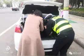 漯河：开车途中被执勤辅警拦停，女子大吃一惊……图片