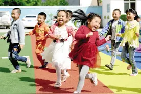 “别给小女孩穿裙子！”幼儿园老师反复强调，家长却不以为意图片