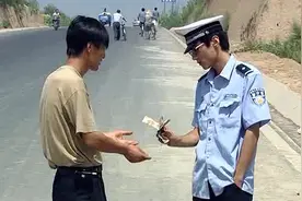 穷裁缝捡到一件警服，竟冒充交警，上街开罚单赚钱，国产人性电影图片