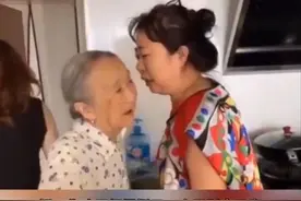 90岁“撒娇姥姥”走红，计谋得逞那一刻笑得好甜，撒娇不分年龄图片