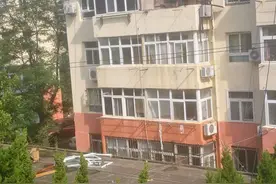 凌晨，一声巨响！青岛一居民楼疑似发生燃气闪爆，有人受伤图片