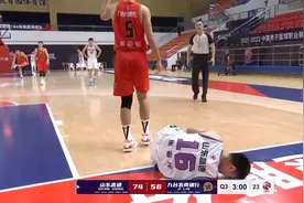 突发！山东前锋重伤，疑似韧带撕裂，被队友抬走，CBA伤病又一例图片
