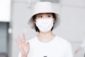 李纯头戴渔夫帽对镜比耶卖萌；左其铂拼色上衣时髦有范图片