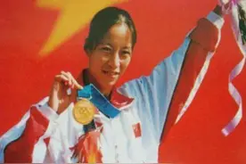 21年前，王丽萍获得金牌后，现场无人庆祝，她绕场一周为自己祝贺图片