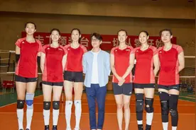 女排和明星合影：1米85不够看，凤凰传奇像小矮人，朱婷小鸟依人图片