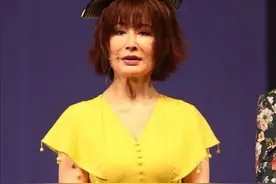 潘迎紫都70了还装？一大把年纪穿娃娃裙，脖颈纹都好几层了！图片