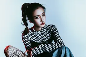 Angelababy新造型太有看头！bra外穿+破洞渔网袜，红唇浓妆美少女图片