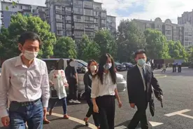 谭松韵一身素色现身庭审现场，低头不语大步走，表情凝重令人心疼图片