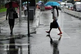 女儿下雨天给我送伞，走丢十年，我在站台躲雨，看到对面的人哭了图片