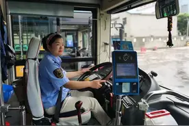 乘客公交车上突发疾病，遇到了温暖的肩膀图片