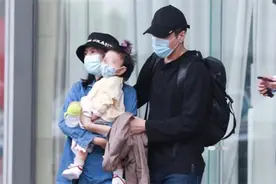 高圆圆女儿的抓周仪式，爷爷苦笑着表示：这是最不想让她拿的东西图片