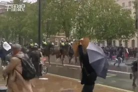 英国反种族主义示威者与警方发生冲突 骑警摔落后马匹冲向人群视频封面