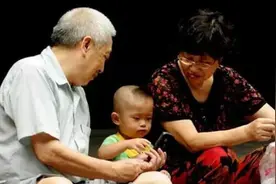 “值班式带娃”成潮流：奶奶、姥姥谁更上心差别明显，弊端别忽视图片