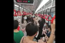 地铁16号线两女子互殴，现已被依法行政拘留图片