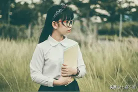 45岁二婚妻哭诉：对继子视若己出丈夫很满意，亲儿疏远自己很痛苦图片