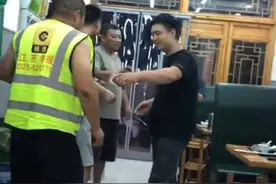 救援人员来吃饭，河南老板悄悄加一斤排骨：不能收钱，他们太累了图片