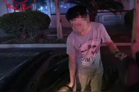 男童独留敞篷车上 熊爸竟放心去游玩图片
