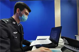 珲春沙坨子边检站民警化身主播在线宣传法制图片