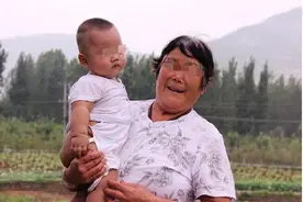 22岁姐姐拒养2岁弟弟，父母将其告上法庭胜诉，网友：凭什么？图片