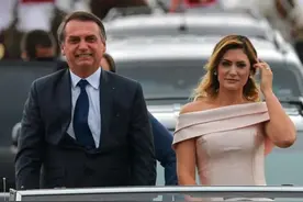 巴西总统确诊阳性摘口罩引争议，小27岁美艳老婆火了，真绝色美人图片