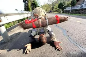 当代真正的苦行僧，心中有佛，三步一叩，用时18个月礼拜佛教圣地图片