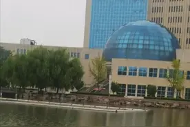 山东一高校湖内出现大型肉食鱼，学生：暑假期间有人偷偷放的图片