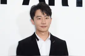 黄轩的西装穿搭气场十足，却莫名有种“油腻感”图片