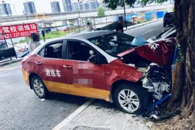 女学员科目二两脚油门冲出50米外马路！教练追着大喊：快刹车！图片