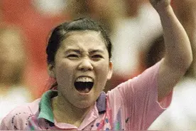 当女性站在奥运会的赛场上图片