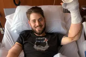 美国大兵在阿富汗战场炸断四肢，六年后竟接上新手臂找到理想伴侣图片