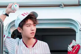 王俊凯戴着眼镜低头，浪漫温柔的男孩谁不爱图片