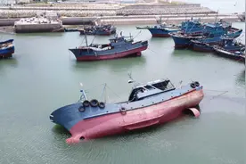 一渔船倾斜，祥芝渔港义务救援协会紧急救援图片