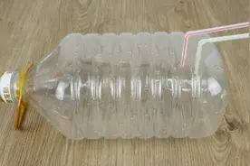 空油桶上插2根吸管，别提多好用，解决家家户户大麻烦，太厉害了图片