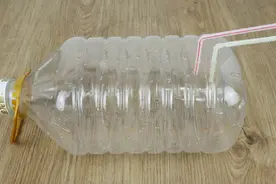 空油桶上插2根吸管，别提多好用，解决家家户户大麻烦，太厉害了图片